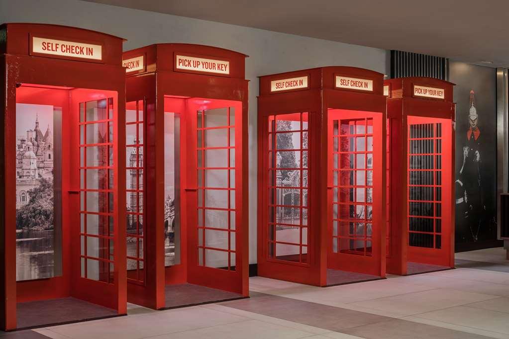 Radisson Red Hotel London Heathrow מראה פנימי תמונה